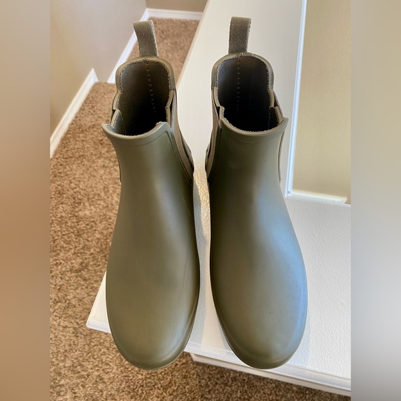 Hunter Boots - Olive Green - Size 5 - Picture 5 of 7